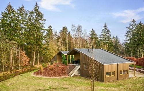 a small house in the middle of a forest at Park Dassenburcht in Spier
