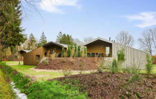 a house with a garden in front of it at Park Dassenburcht in Spier