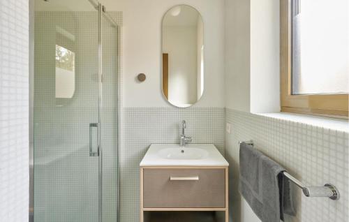 a bathroom with a sink and a glass shower at Park Dassenburcht in Spier
