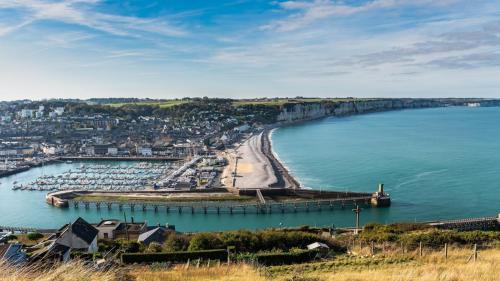 Photo de la galerie de l'établissement Maison 4Ch Jardin Piscine Campagne Mer, à Gerville