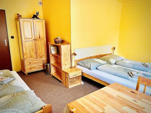 Postel nebo postele na pokoji v ubytování P&P Jičín Apartments - soukromé 2-3 lůžkové pokoje s vlastní kuchyní a koupelnou