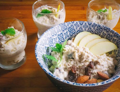 uma tigela de comida sobre uma mesa com dois copos em Willa Dąbrówka em Karpacz