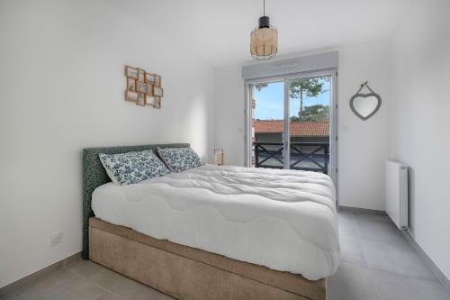 a bedroom with a large bed and a window at Appartement pour 4 à 150m de la Mer in Sainte-Marie