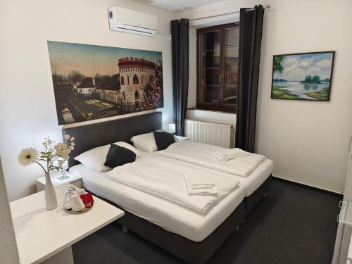 Cama o camas de una habitación en Hotel Bílý Koníček