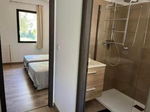 ソエッタにあるLes Bergeries de Petralongaのバスルーム(シャワー付)、ベッドルーム(ベッド1台付)が備わります。