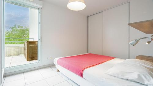 une chambre avec un lit et une grande fenêtre dans l'établissement Cap Camargue A N 08 - 2P4, au Grau-du-Roi