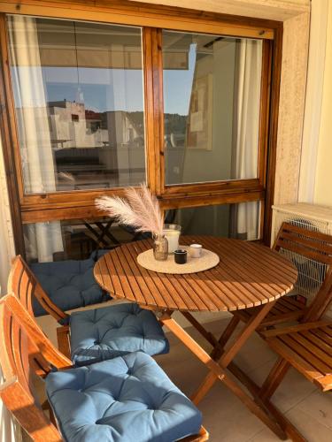 ein Tisch und Stühle in einem Zimmer mit Fenster in der Unterkunft Tossa de Mar - TROPICANA in Tossa de Mar