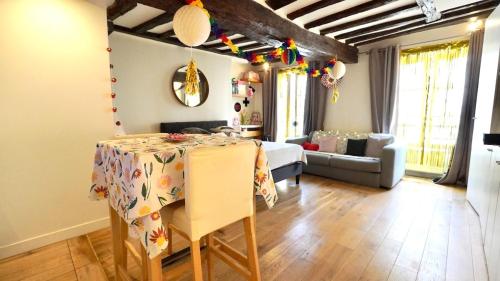 un salon avec une table et un canapé dans l'établissement 01 Grand studio at Rambuteau, à Paris