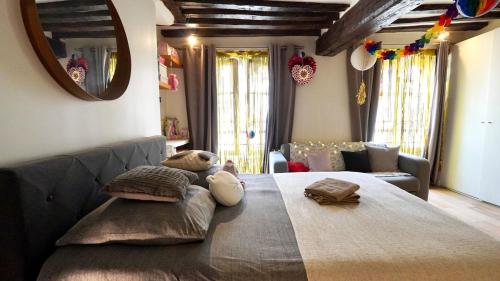 - une chambre dotée d'un grand lit avec un ours en peluche dans l'établissement 01 Grand studio at Rambuteau, à Paris