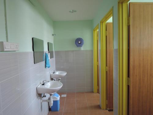 un bagno con due servizi igienici e un lavandino di The Pillohouzzze a Malacca