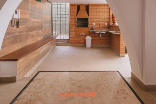 a bathroom with a tile floor and a sink at Casa em São João Del Rei conforto e charme in São João del Rei