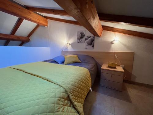 - une chambre avec un lit vert et une table de nuit dans l'établissement Appartement Jardin de la Mer, à Linguizzetta