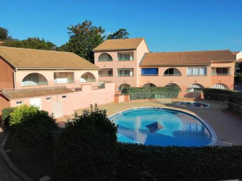 une grande piscine devant une maison dans l'établissement Appartement Jardin de la Mer, à Linguizzetta
