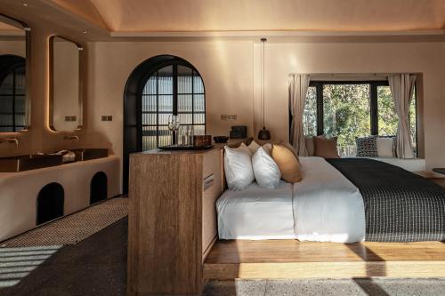 une chambre avec un grand lit et une salle de bain dans l'établissement Anji ke gamer wild luxury Resort villa, à Anji