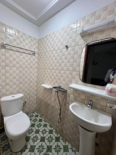 a bathroom with a toilet and a sink at Beau Séjour in Yaoundé