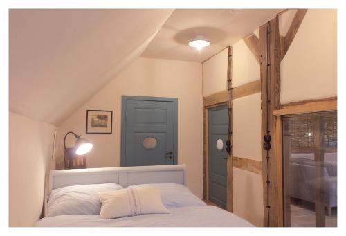 a bedroom with a white bed and a blue door at Ferienwohnung - De Deelstuuv in Worpswede