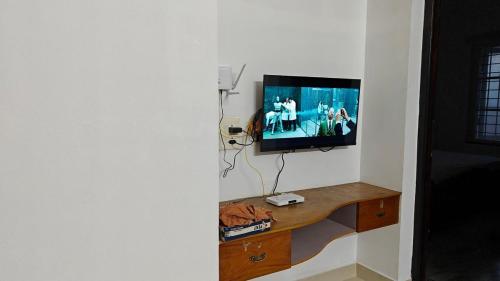 Μια τηλεόραση ή/και κέντρο ψυχαγωγίας στο Aanandam - Home away from home
