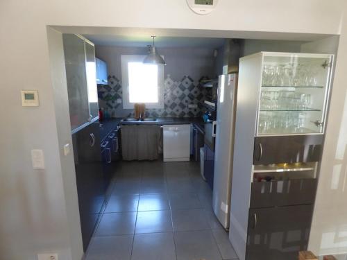Kuchyň nebo kuchyňský kout v ubytování Gîte Brinchette avec piscine intérieure