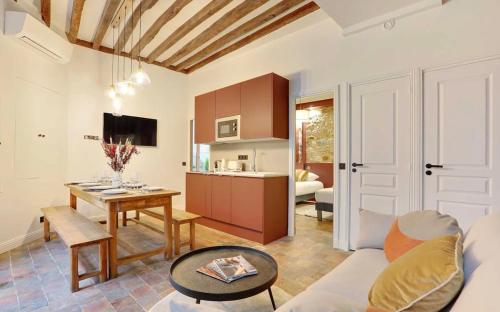 un salon avec un canapé et une table dans l'établissement S Stylist and Unique Getaway 8p, à Paris