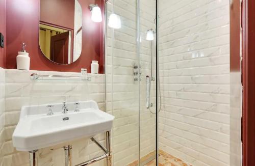 une salle de bain avec un lavabo et une douche dans l'établissement S Stylist and Unique Getaway 8p, à Paris