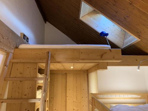 une chambre avec deux lits superposés et une fenêtre dans l'établissement Seracs N 33 - 3P6, à Les Deux Alpes