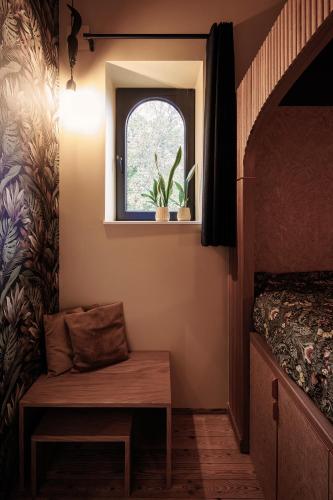 a small room with a bed and a window at HoveniersHuis in Anzegem