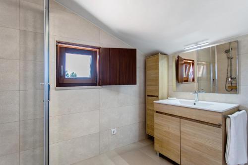 a bathroom with a sink and a shower at Casa Do Pião - Turismo Rural in Ansião