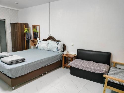 Ένα ή περισσότερα κρεβάτια σε δωμάτιο στο Sweet Rooms WATCHARAPHOL