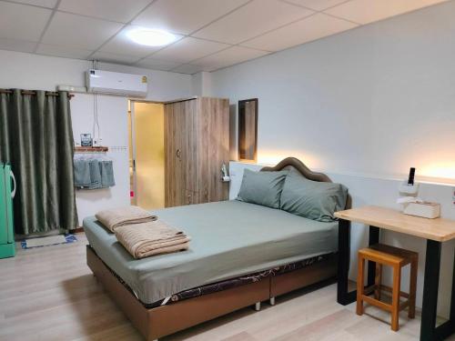Ένα ή περισσότερα κρεβάτια σε δωμάτιο στο Sweet Rooms WATCHARAPHOL