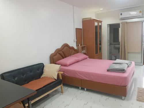 Ένα ή περισσότερα κρεβάτια σε δωμάτιο στο Sweet Rooms WATCHARAPHOL