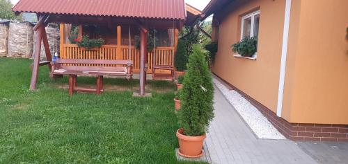 Taman di luar Hazanéző Panzió