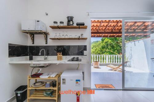 a kitchen with a sink and a window at Refúgio Romântico em Petrópolis com Jacuzzi in Petrópolis