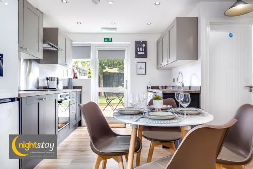 a kitchen and dining room with a table and chairs at Birmingham Group Stay in Birmingham