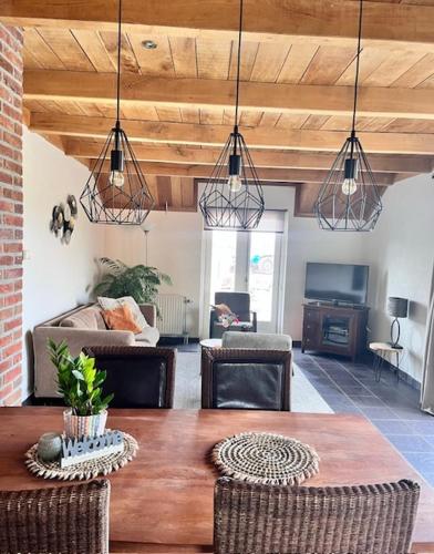 a living room with a table and a couch at Vakantiewoning 't Linderveld in Rossum