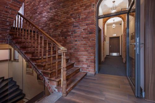 a brick wall with a staircase in a hallway at Hotel Retro B.A. Zientarski in Zielona Góra