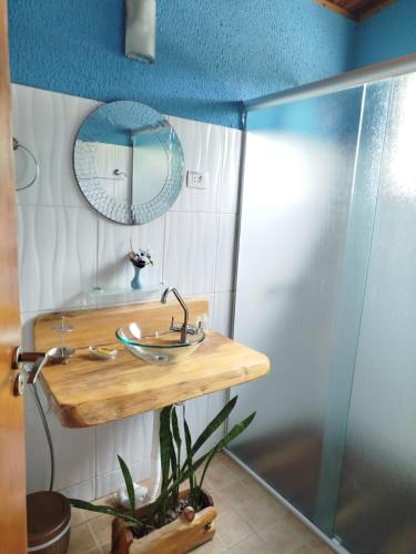 a bathroom with a sink and a shower at Pousada e Chalés Vista Linda in Santo Antônio do Pinhal