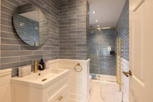 a bathroom with a sink and a mirror at Luxury Cornish Seaview Bungalow in Looe