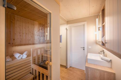 Ένα μπάνιο στο Ferienhaus Herrlich 01 Feriendorf Klein Stresow Rügen by ruyastay