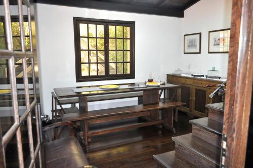 a kitchen with a table and a window in a room at Quinta O Refúgio in São Vicente