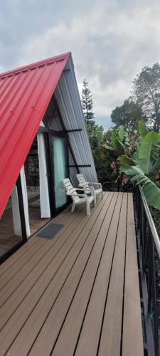 モニキラにあるHostal Fisterraの木製デッキ(椅子2脚付)