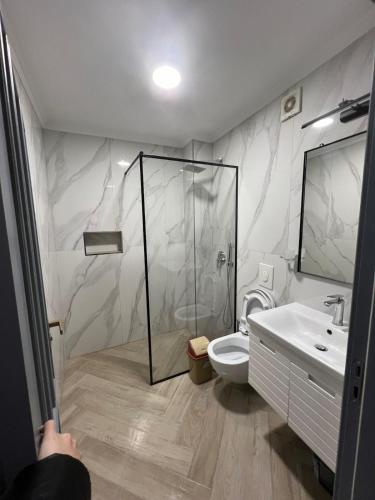 Un baño de Central apartment Myslym Shyri