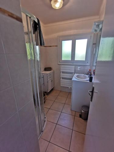 une salle de bain avec douche et lavabo dans l'établissement Maison bretonne traditionnelle, à Perros-Guirec