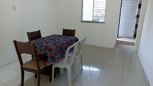 einen Esstisch mit Stühlen und einem Tischtuch in der Unterkunft Casa Salvador no Pelourinho in Salvador