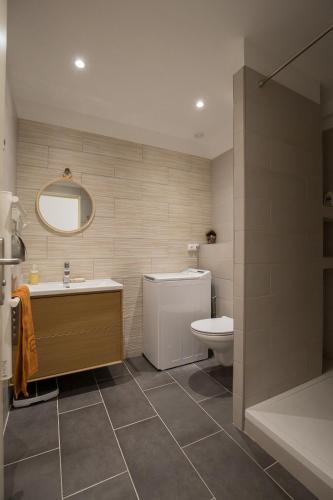 une salle de bain avec un lavabo, des toilettes et une baignoire dans l'établissement T3 lumineux à 2 pas de la gare, à Marseille