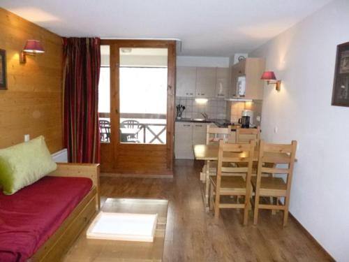 Studio confortable avec balcon, Parking et Wi-Fi inclus - 1er étage, quartier calme à Brides-les-Bains - FR-1-512-245