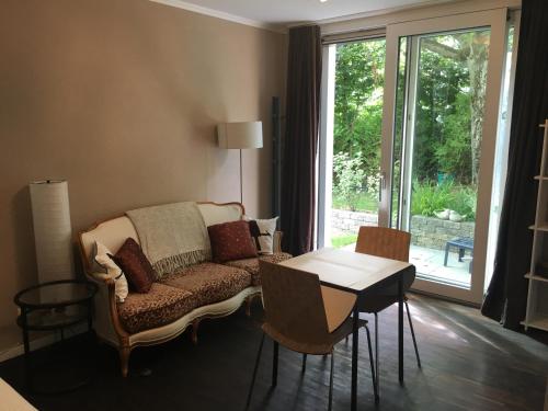 Posezení v ubytování Studio with private garden & free parking