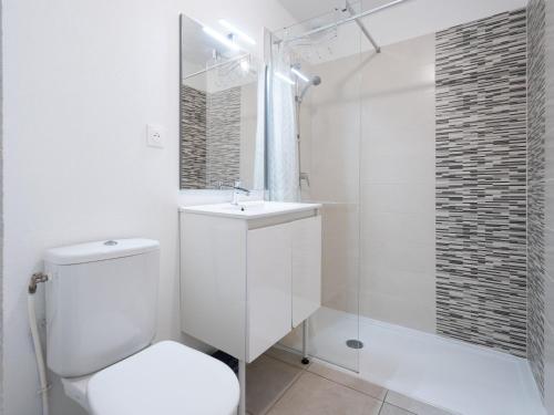 une salle de bain avec toilettes, lavabo et douche dans l'établissement La Dune N 25 - Villa 3P7, à Sérignan
