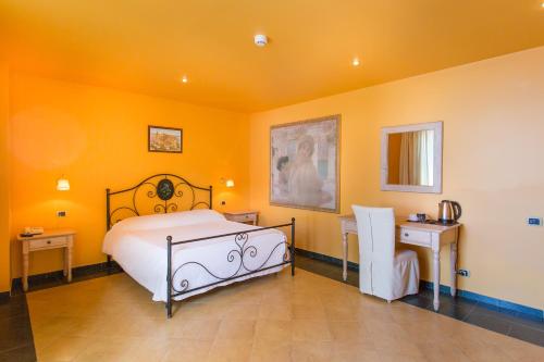 Postel nebo postele na pokoji v ubytování Hotel La Playa Blanca