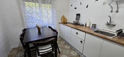 CaboranaにあるCasa Los Argentoのテーブルとシンクのある小さなキッチン
