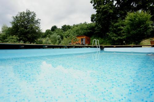 卡夫里利亚Agricampeggio la casa di Nicla的一个带喷泉的大型蓝色海水游泳池